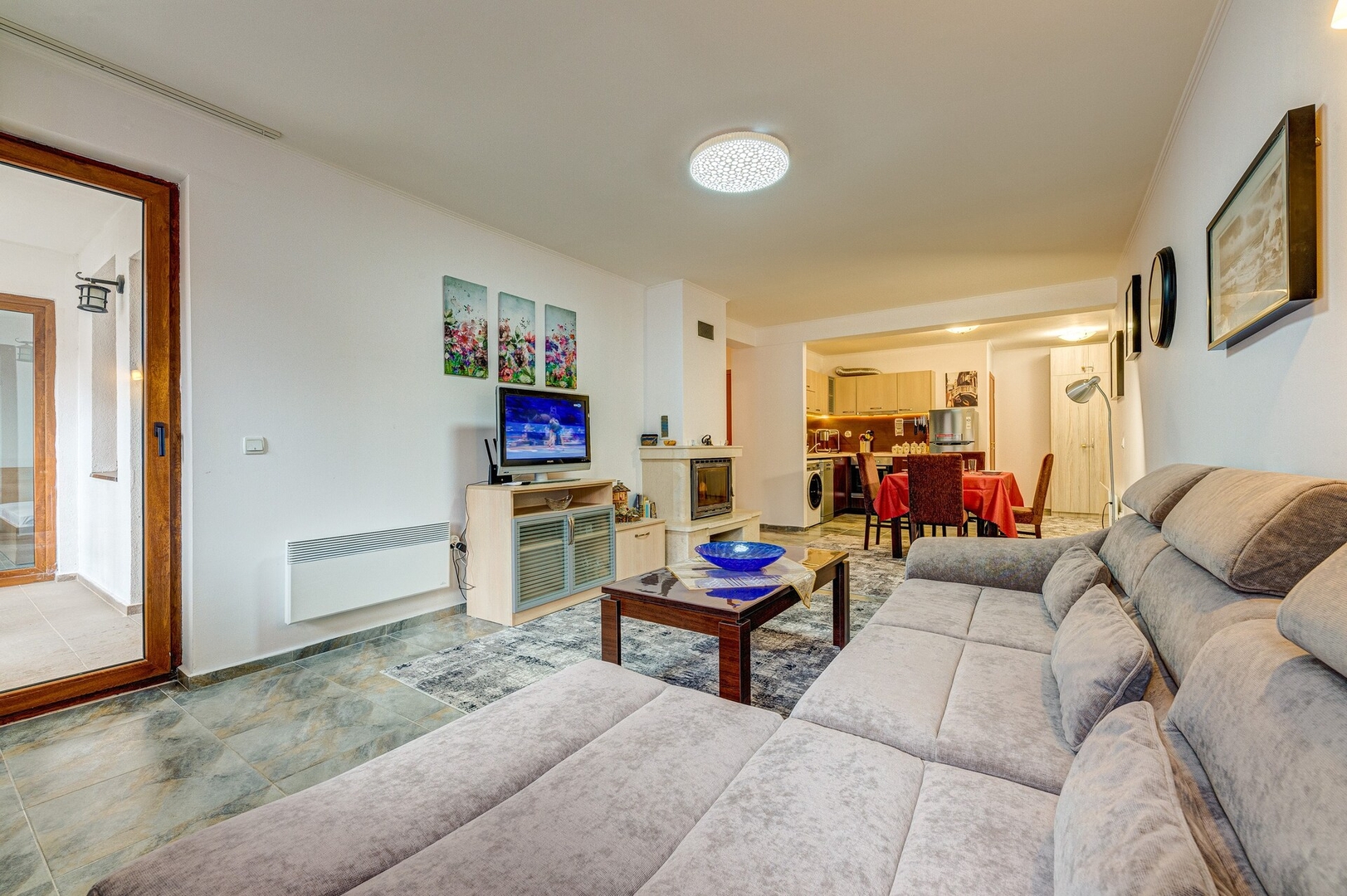 Bright and Spacious 2-BDR Apartment with Balcony 10 Flat Manager Booking