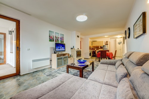 Bright and Spacious 2-BDR Apartment with Balcony 10 Flat Manager Booking