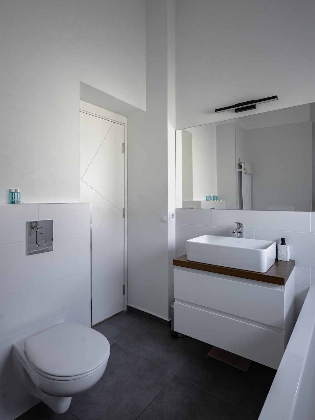 Luminous Central Retreat: Spacious 2BD Apartment 40 Flat Manager Booking