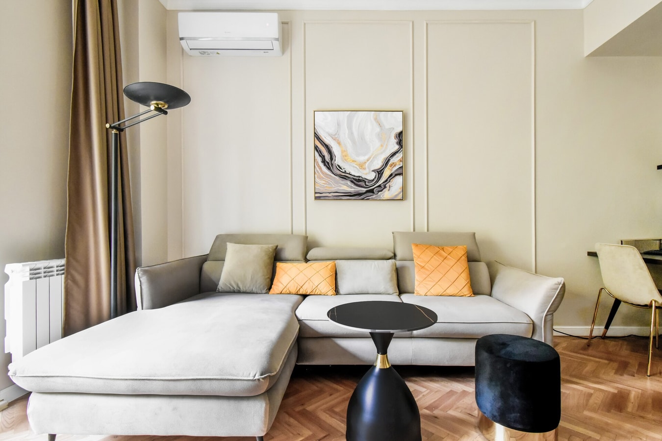 Designer 2BD Apt next to Eagle's Bridge Flat Manager Booking