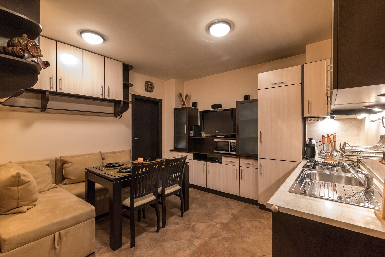 Charming, fully-furnished, 2-bedroom apartment. 8 Flat Manager Booking