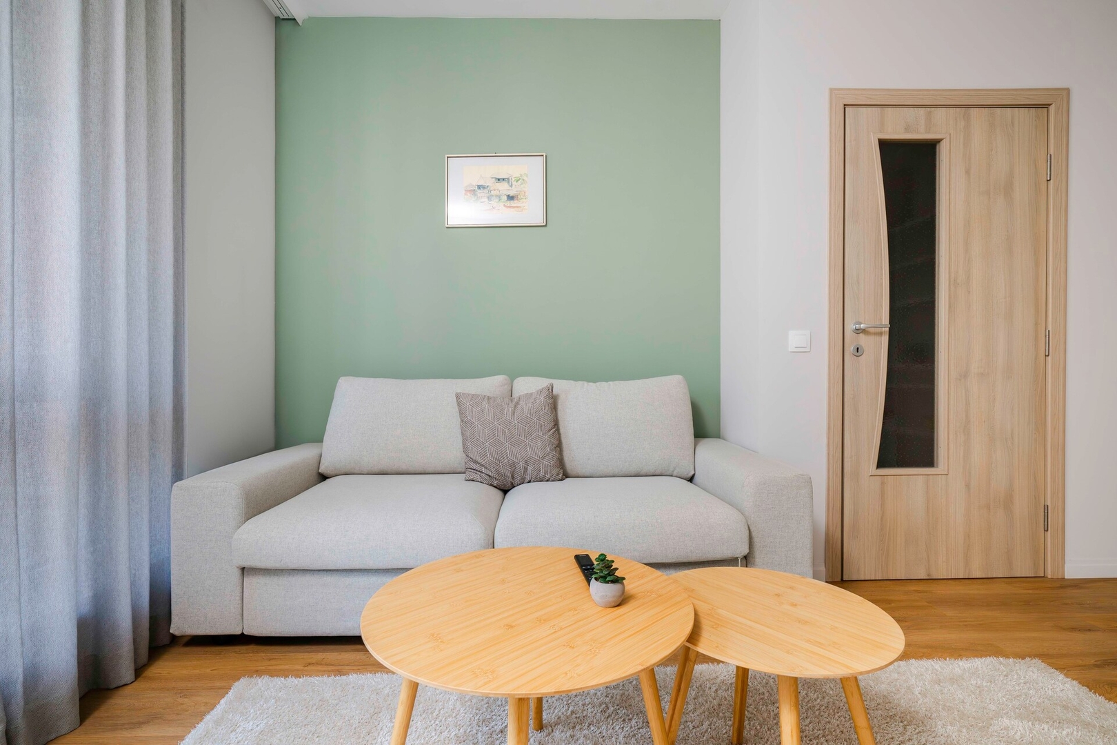 Modern and Central: 1BD Flat with Balcony 2 Flat Manager Booking