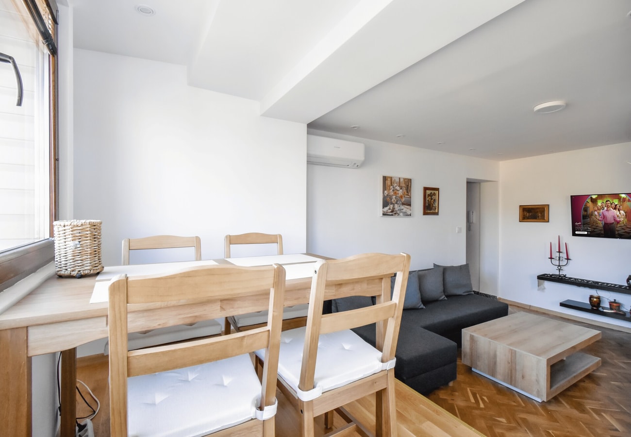 Alexander Panayot Volov 1BD · Split-Level City Stay with Balcony 3 Flat Manager Booking