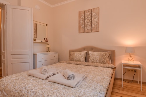 Spacious vintage 2BR, 2bath apartment 9 Flat Manager Booking