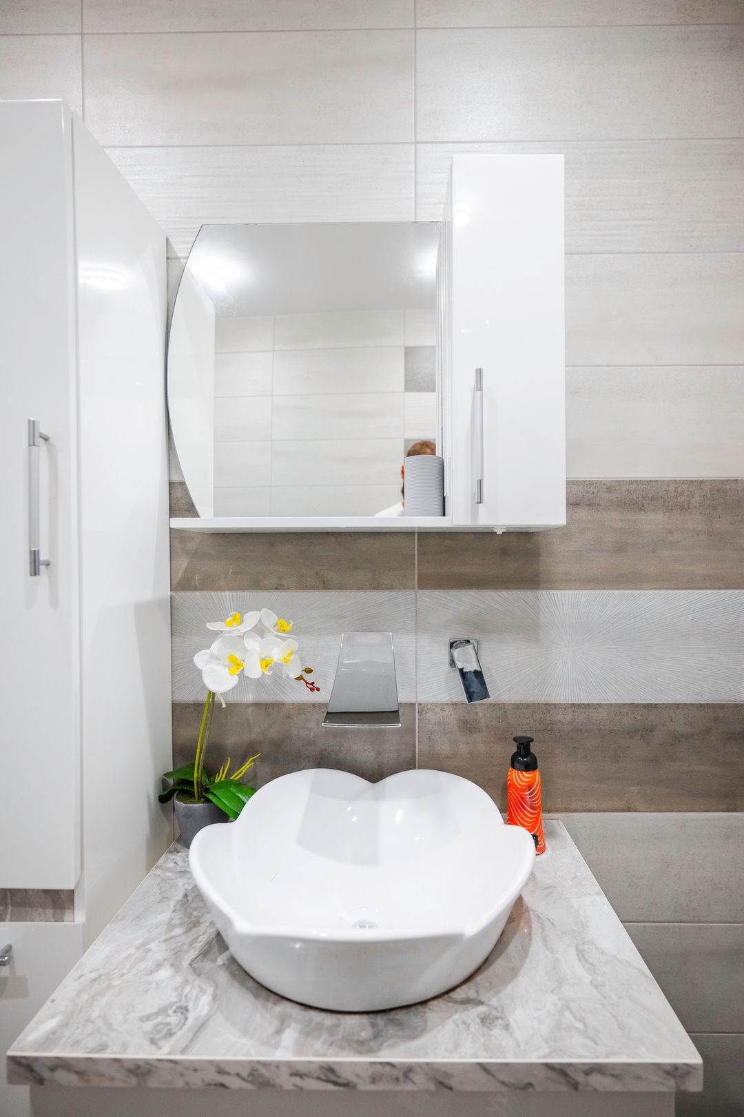 Feel Right at Home: Bright and Modern Apartment 14 Flat Manager Booking