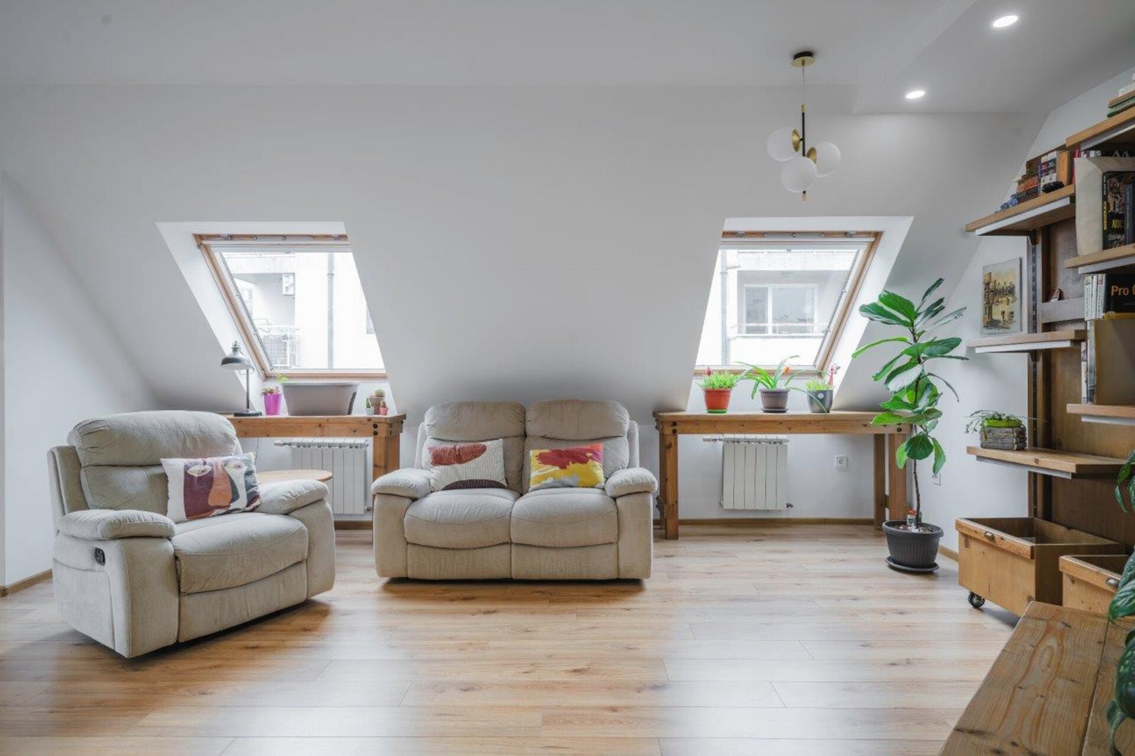 Charming & Cozy 2BD Apartment with Natural Light 7 Flat Manager Booking