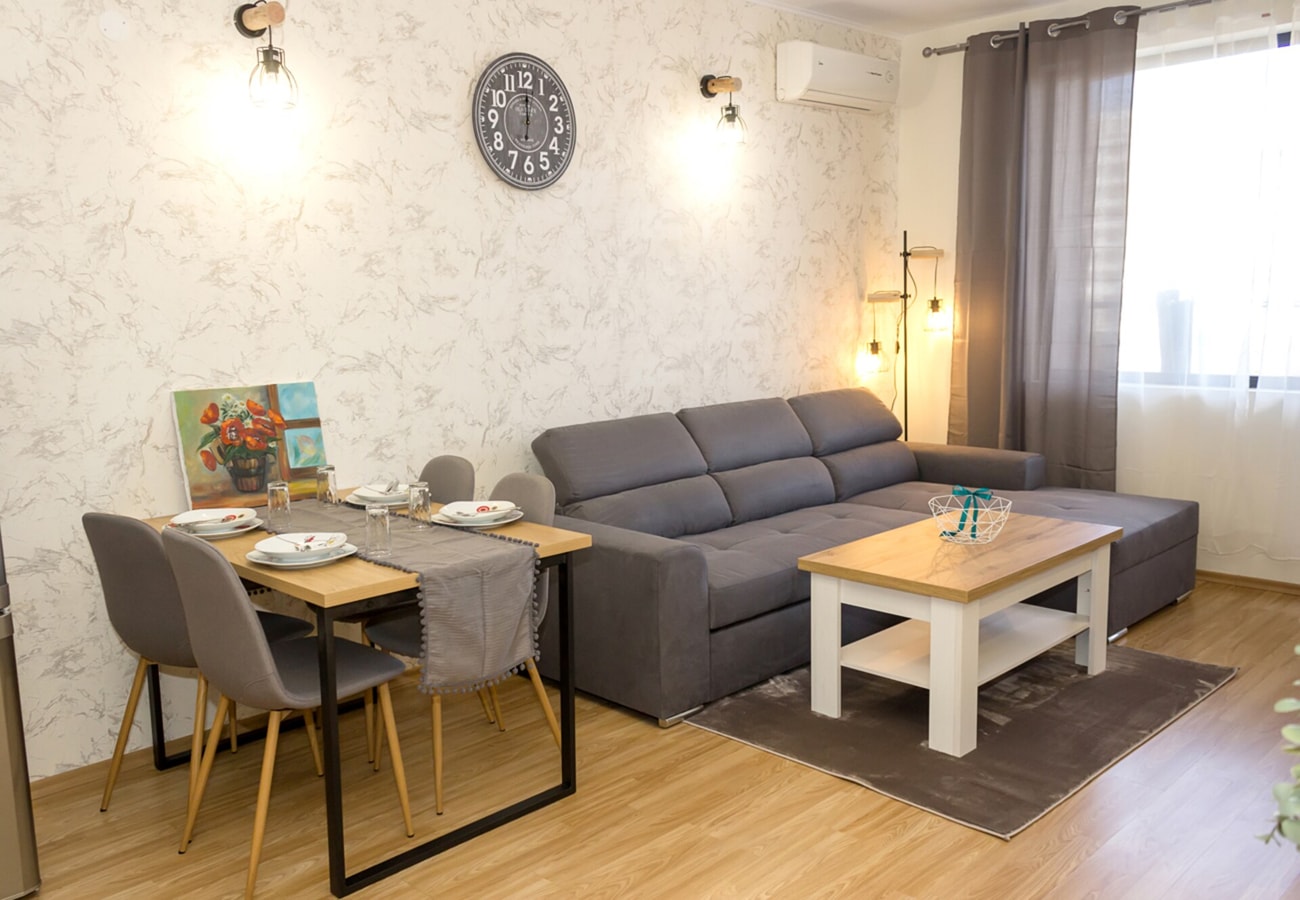 Bright 1-bedroom Flat with Balcony in Golden Sands 5 Flat Manager Booking