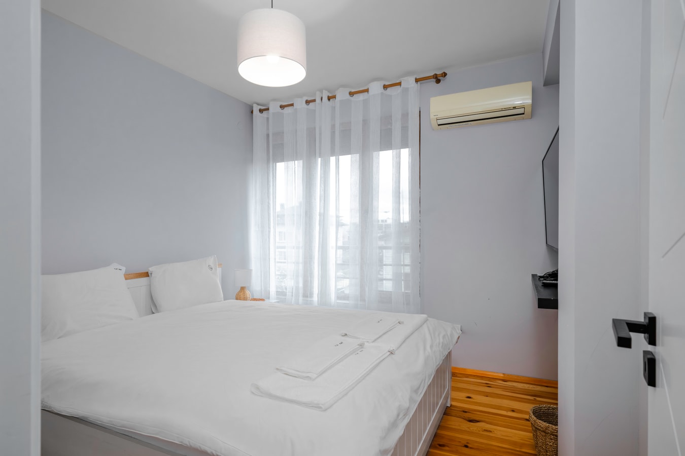 AeroLuxe Living 1BD Apartment 12 Flat Manager Booking