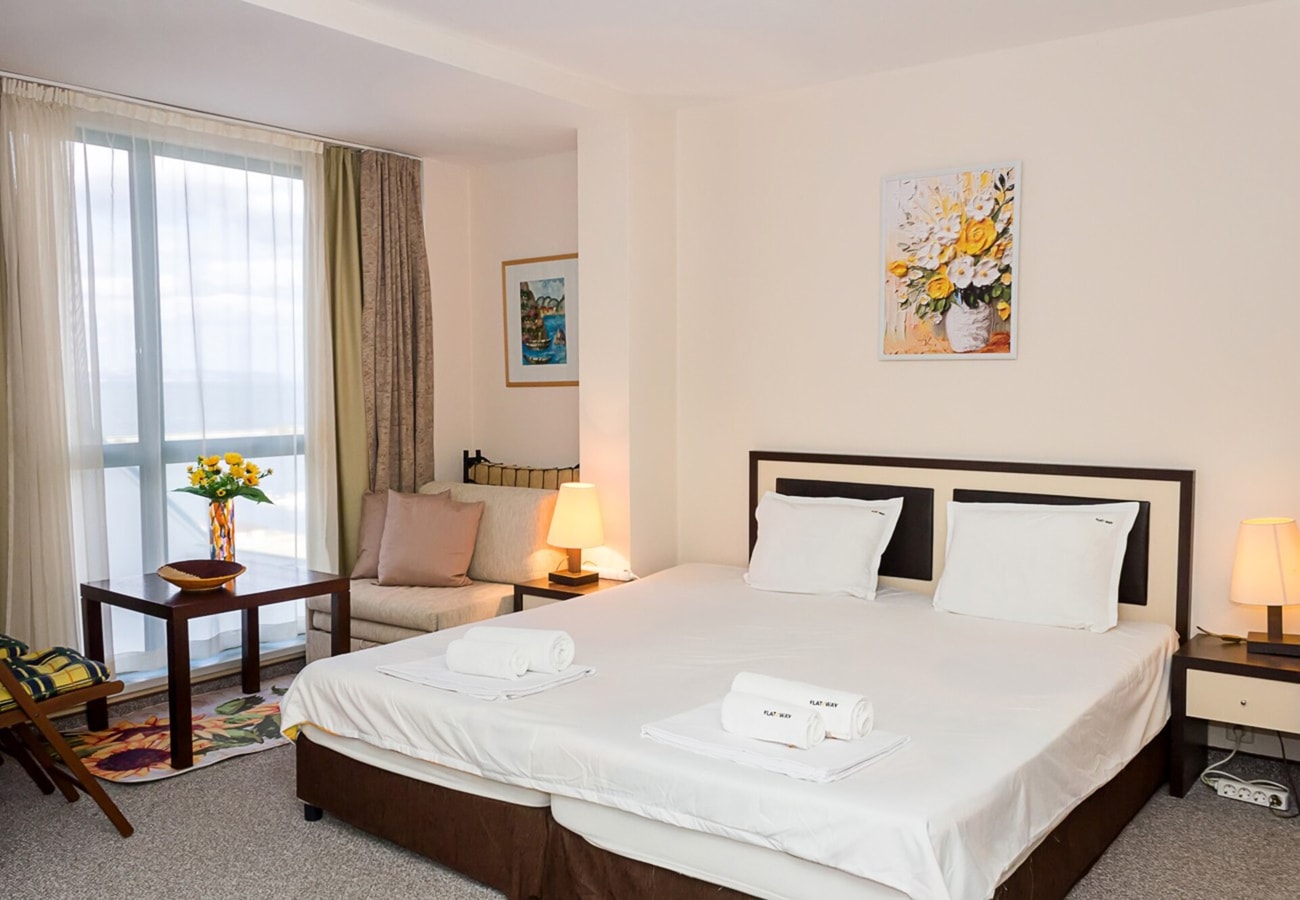 Sunny Studio in Hotel Berlin, Steps from the Beach Flat Manager Booking