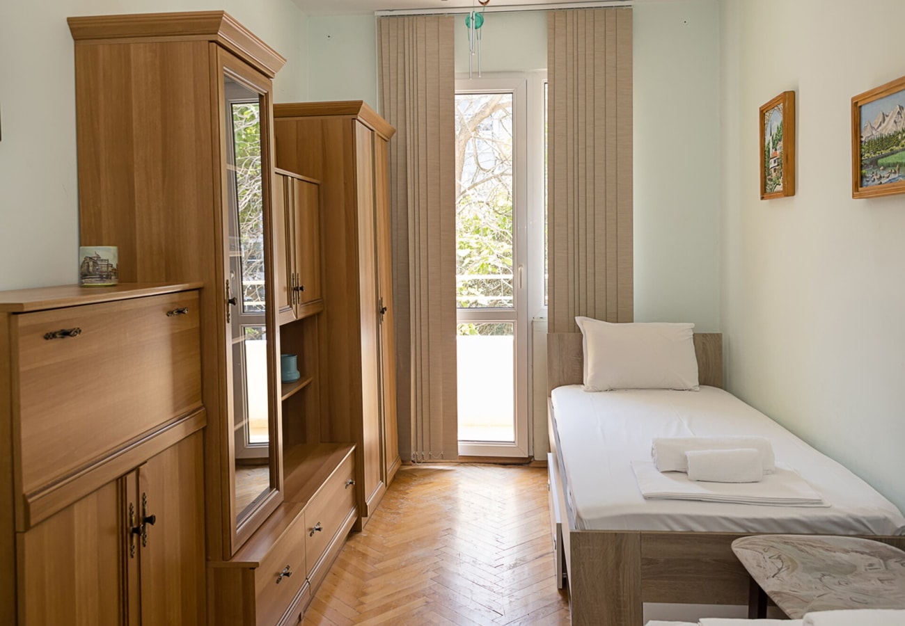 Sunny 2-Bedroom Flat near Sea Garden|Chayka, Varna 20 Flat Manager Booking