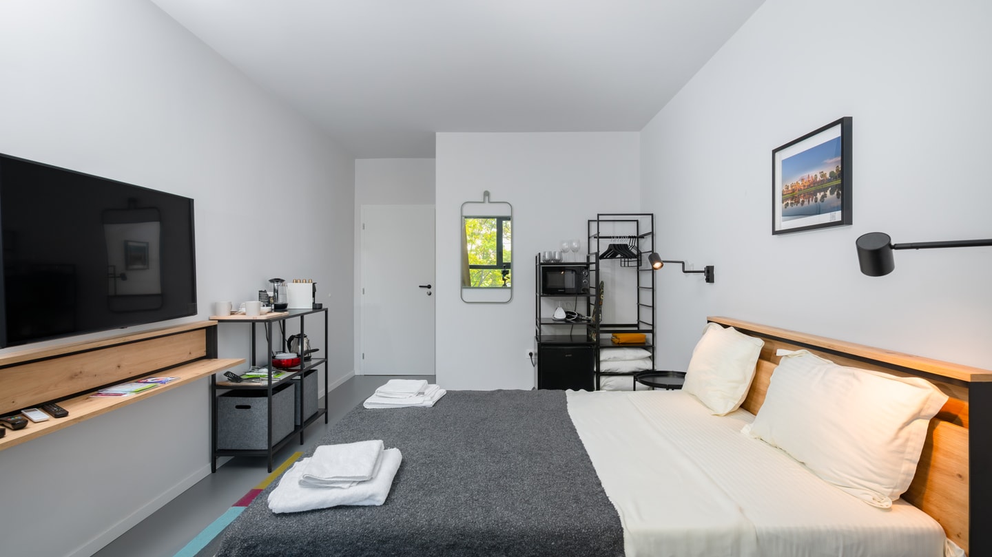 Aviva City Stay – Yellow Vibe Studio 6 Flat Manager Booking