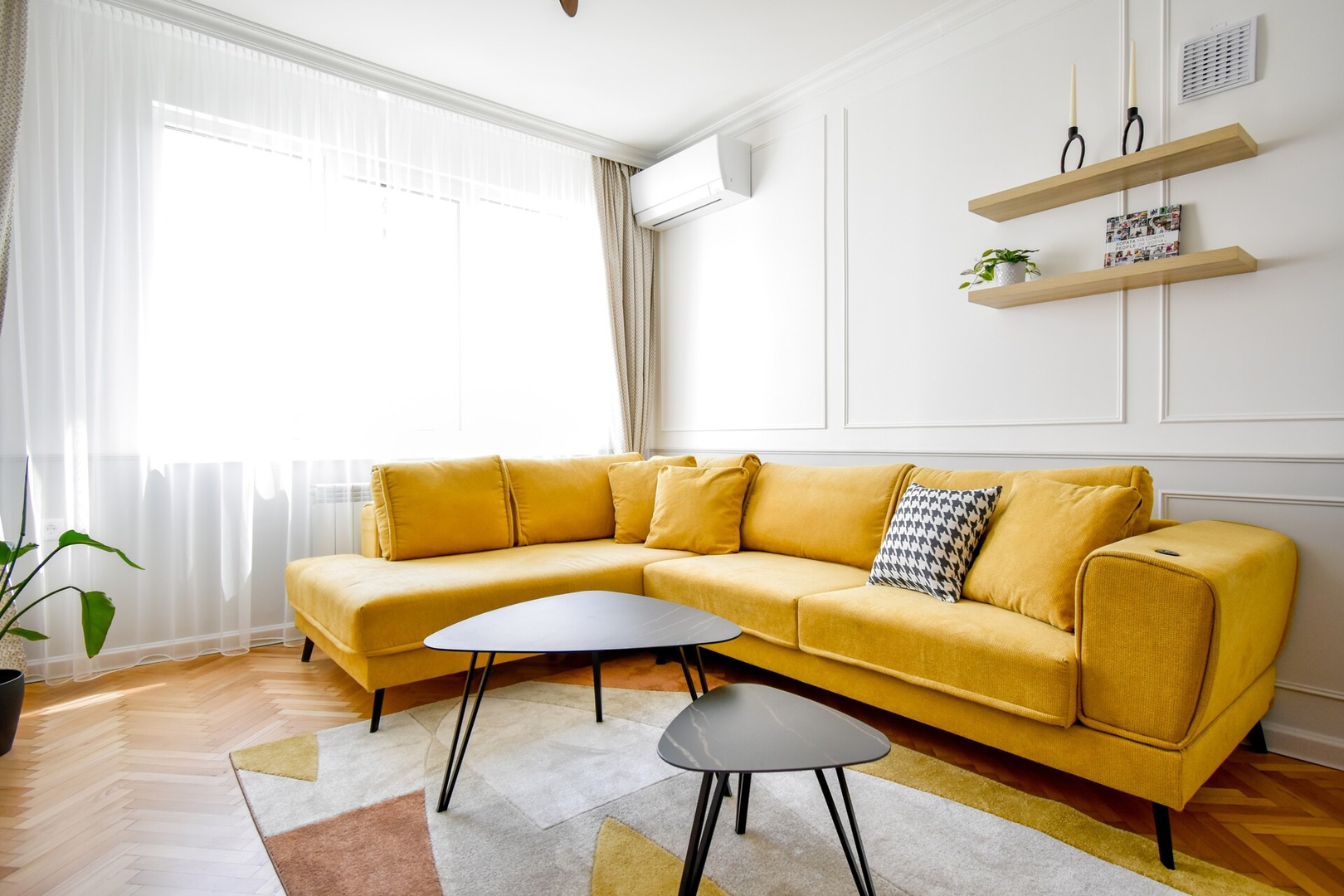 Stylish 2BD with Balcony & Desk near Vitosha Blvd 4 Flat Manager Booking