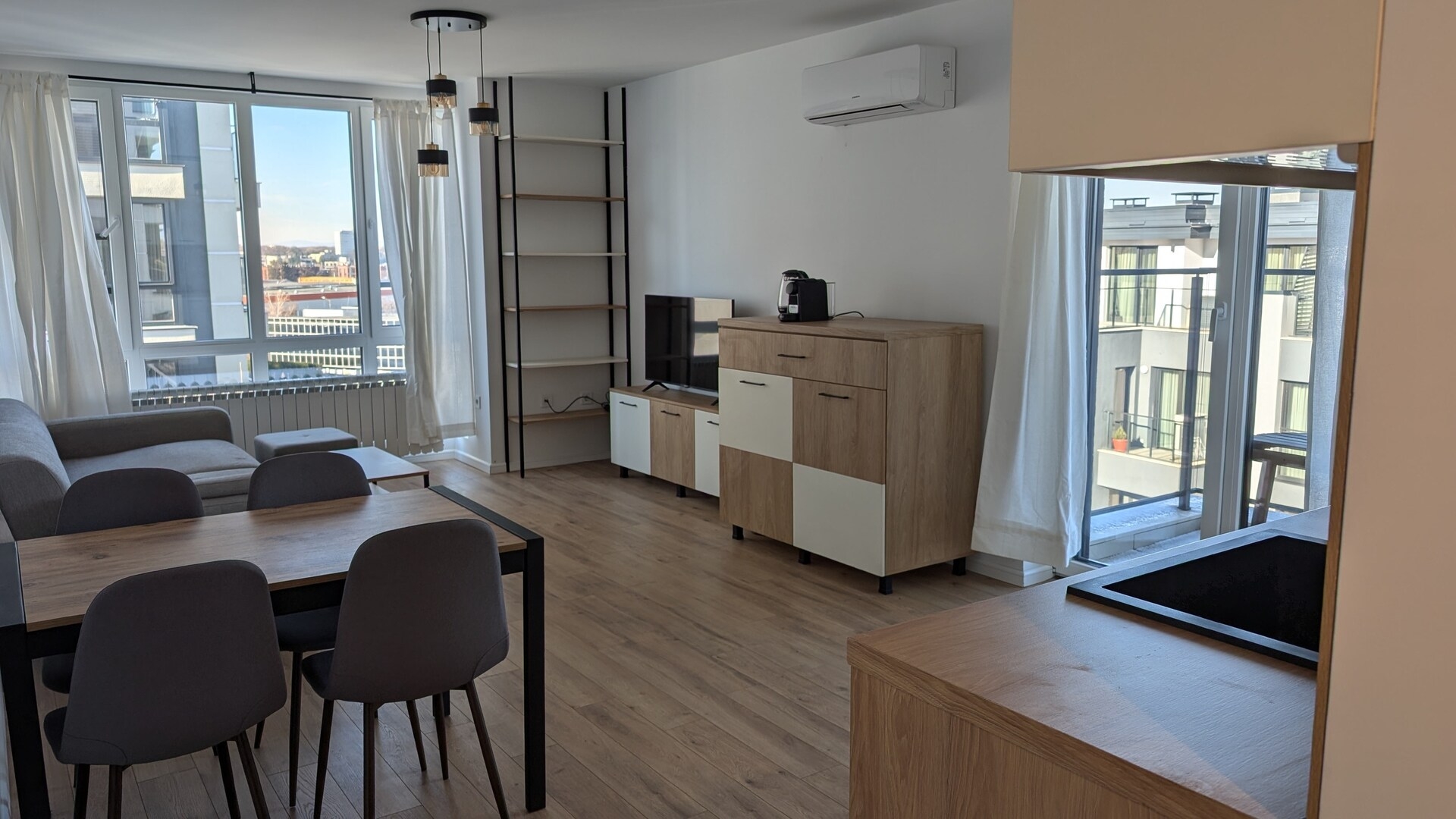 Stylish Living in Kompleks Reina - 1BD with desk 5 Flat Manager Booking