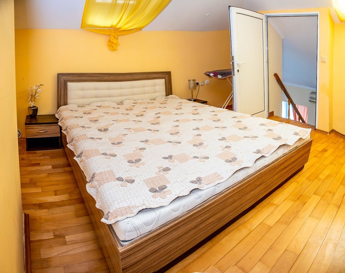Spacious & Sunny Maisonette w/ Terrace near Centre 2 Flat Manager Booking