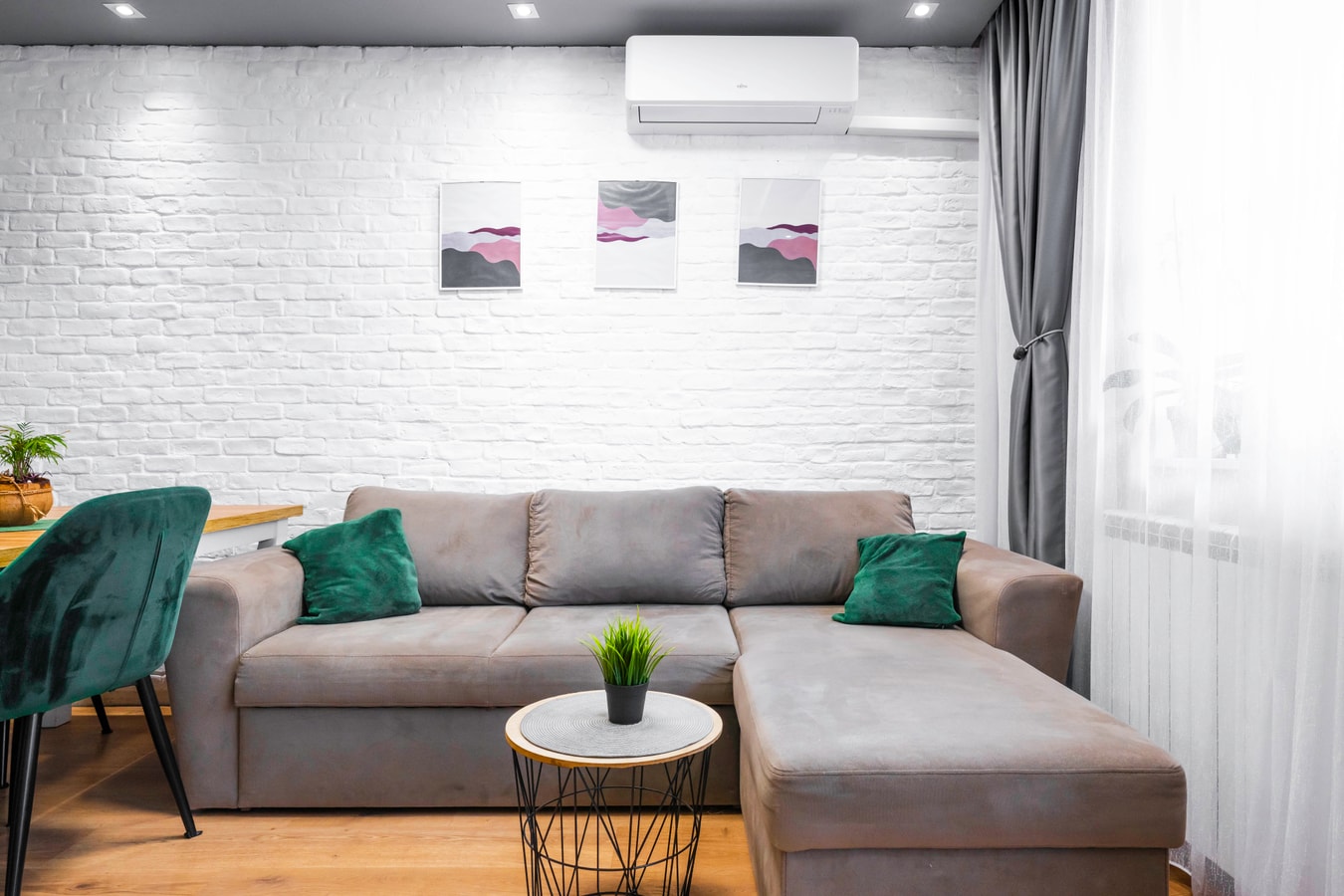 Feel Right at Home: Bright and Modern Apartment Flataway