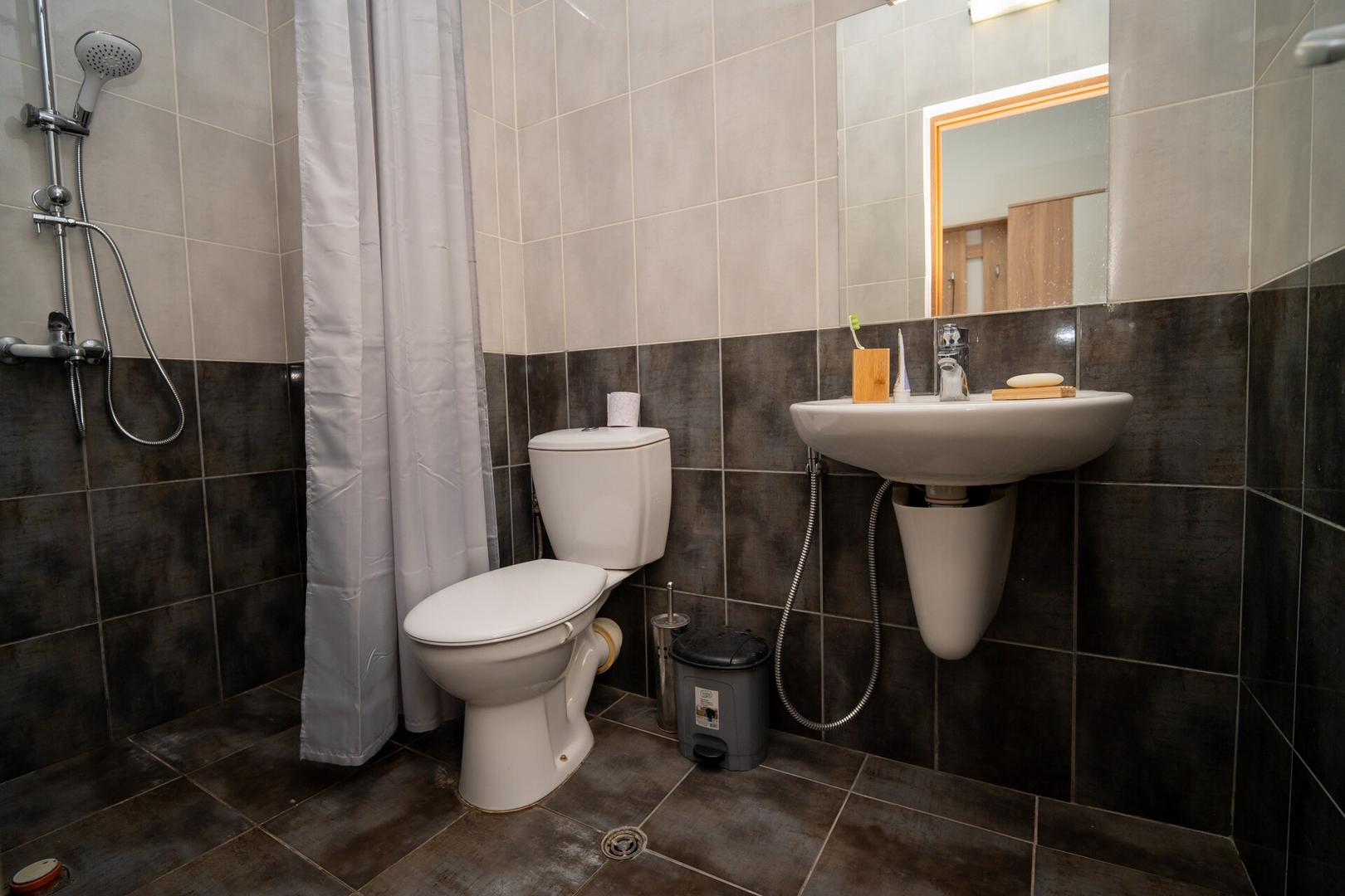 Spacious 2BD Apartment - Walk to City Center 28 Flat Manager Booking