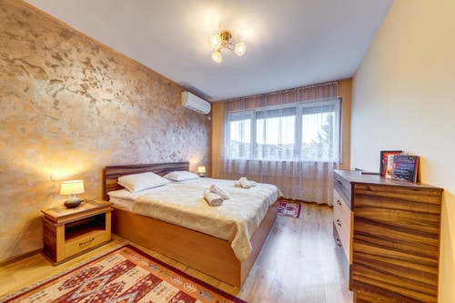 Bright retreat with Balcony & Mountain Views 2 Flat Manager Booking