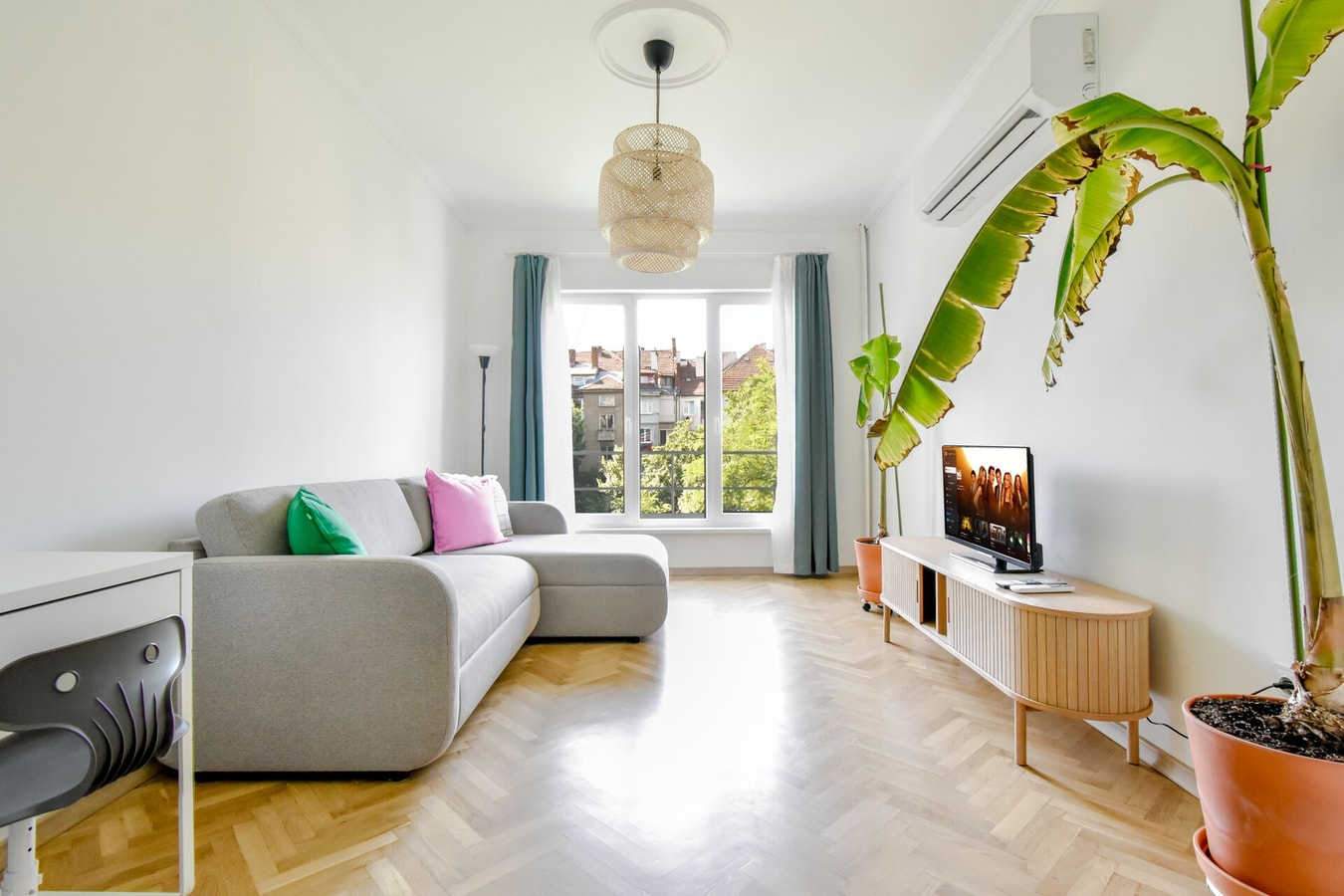 Scandinavian Charm - Central 1BD with Desk Flat Manager Booking