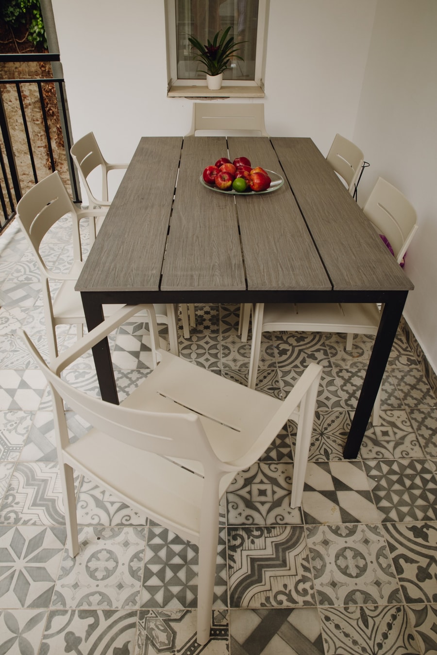 Radoslav Bacho Kiro 2BD · Elegant Escape: High Ceilings, Balcony & Piano 18 Flat Manager Booking