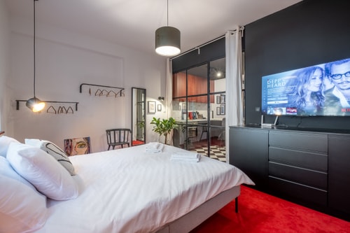 Central Art-Inspired Flat with Private Garage 1 Flataway