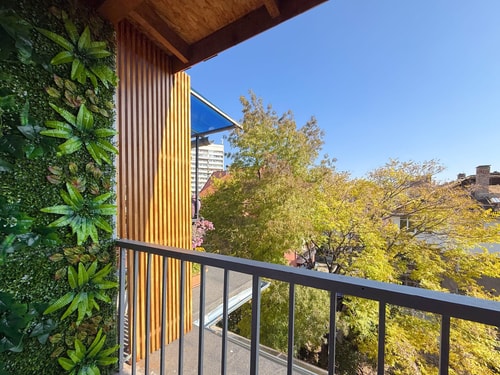 Split-Level City Stay with Balcony 4 Flat Manager Booking