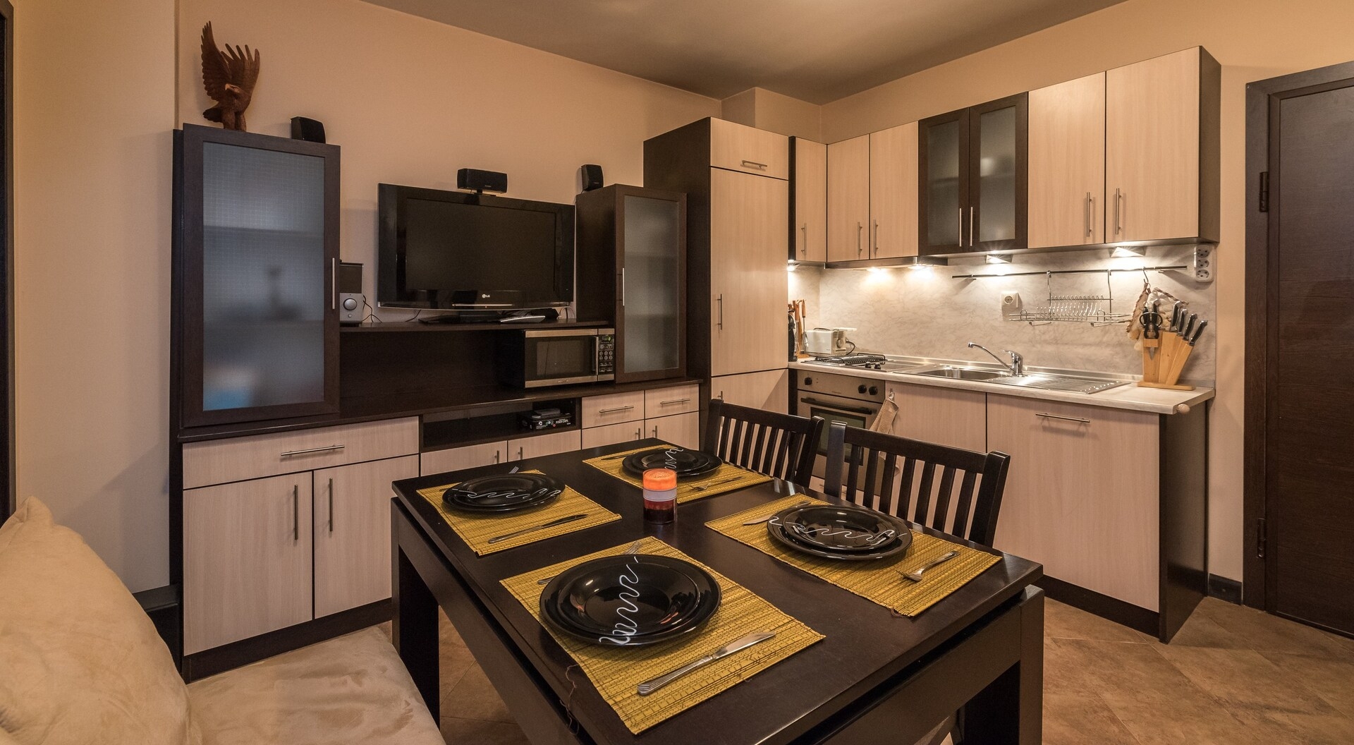 Charming, fully-furnished, 2-bedroom apartment. 1 Flat Manager Booking