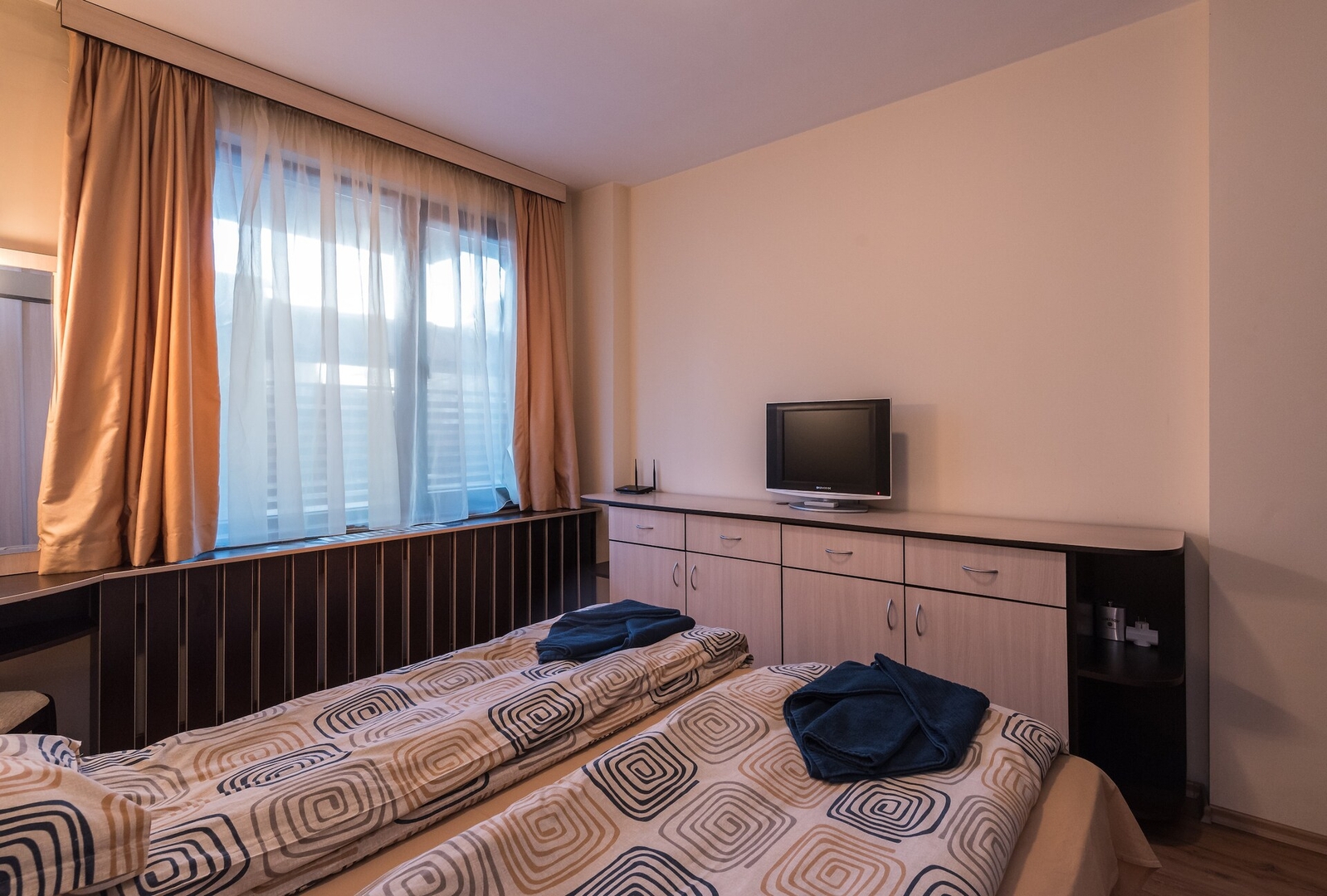 Charming, fully-furnished, 2-bedroom apartment. 6 Flat Manager Booking