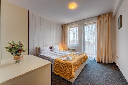 Colorful 2BD Apartment with Indoor Fireplace 4 Flat Manager Booking