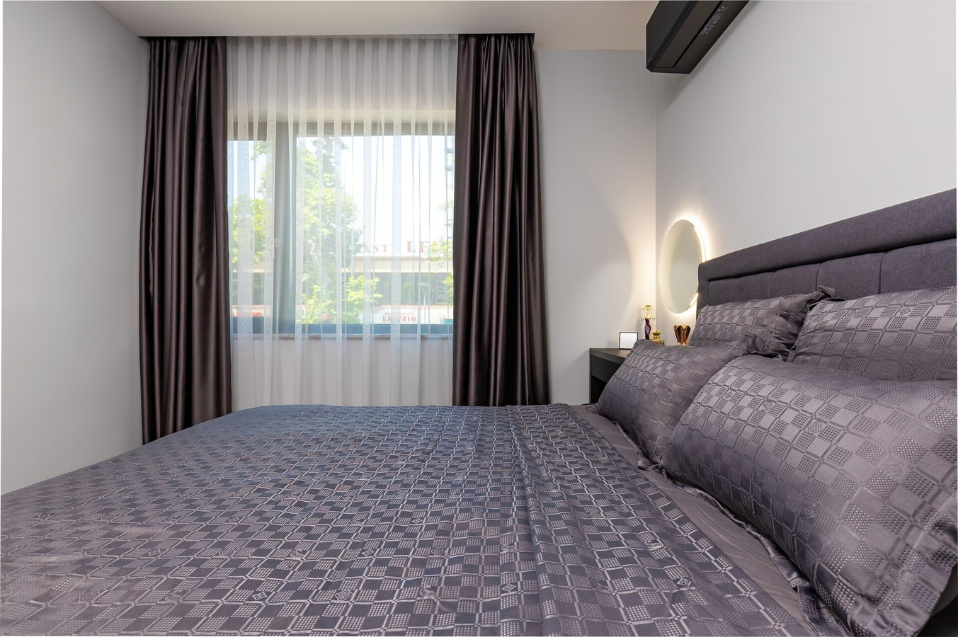 White&Grey Two 1-BD Apartments 77 Flat Manager Booking