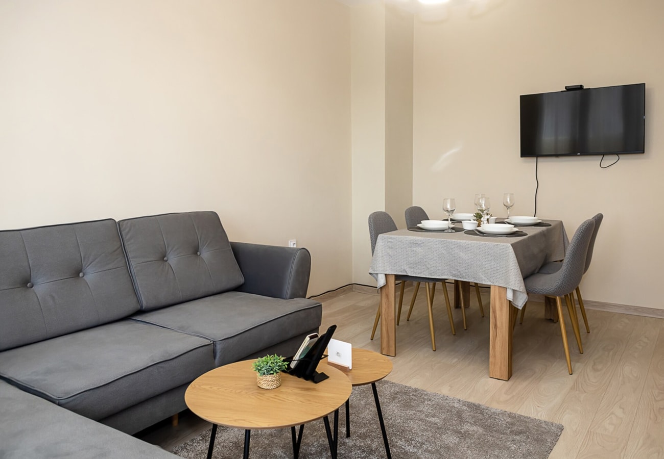 Bright One-Bedroom Flat with Balcony | Quiet Area 1 Flat Manager Booking