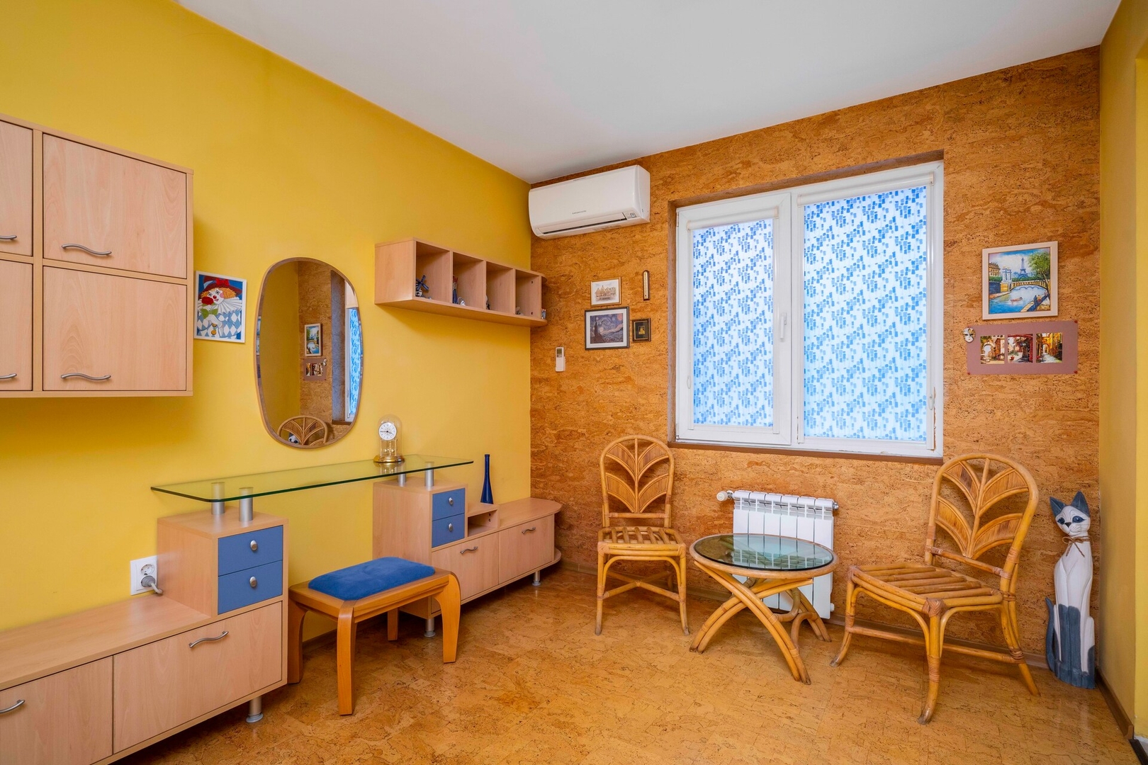 Vintage and Cozy 2BD Apartment in Prime Location 7 Flat Manager Booking