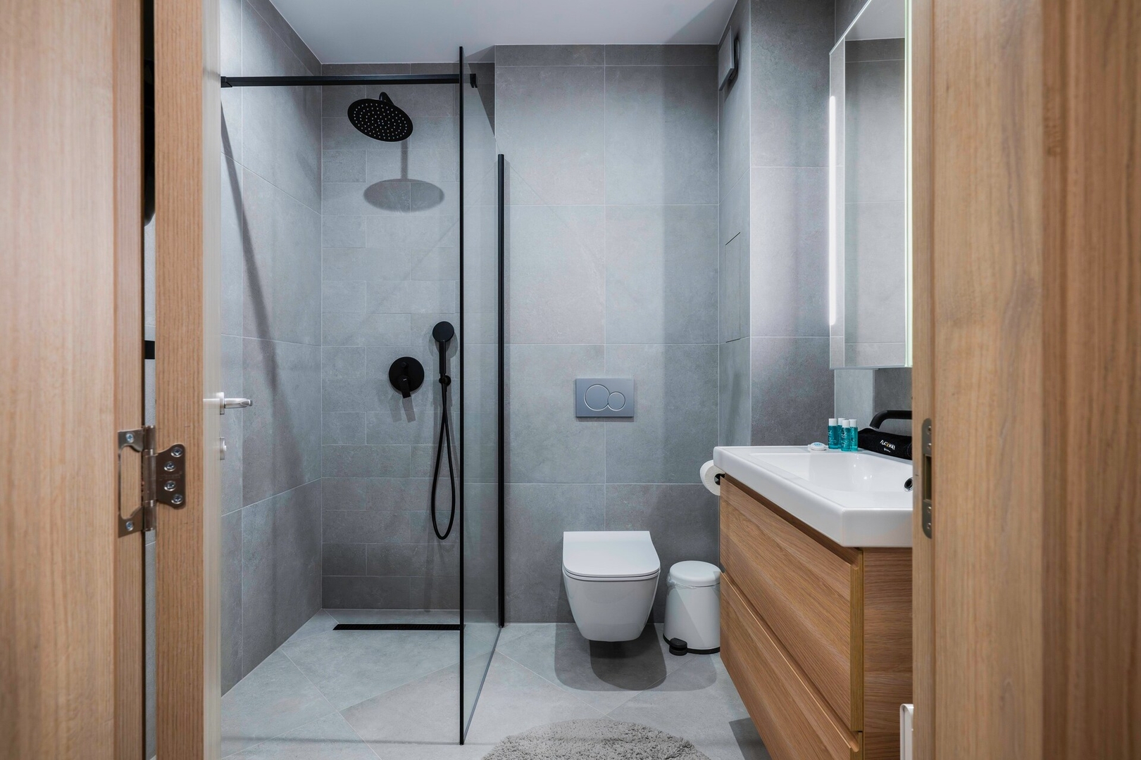 Modern and Central: 1BD Flat with Balcony 15 Flat Manager Booking