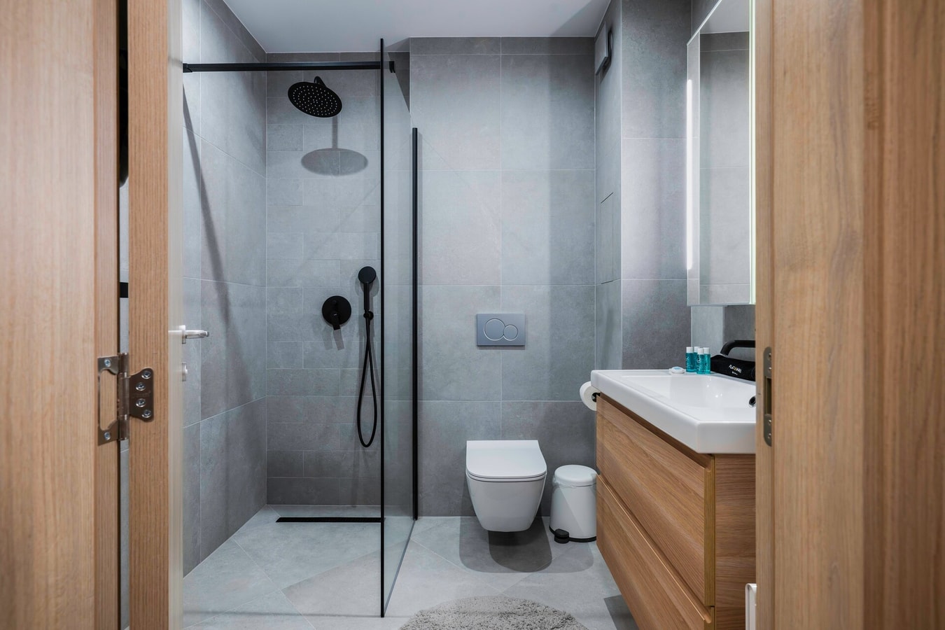Modern and Central: 1BD Flat with Balcony 15 Flat Manager Booking