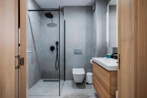 Modern and Central: 1BD Flat with Balcony 15 Flat Manager Booking