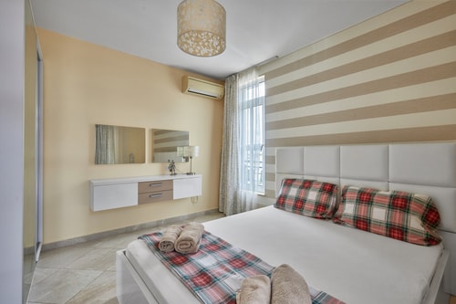 2BD Flat with Parking in Flores Garden Complex 1 Flat Manager Booking