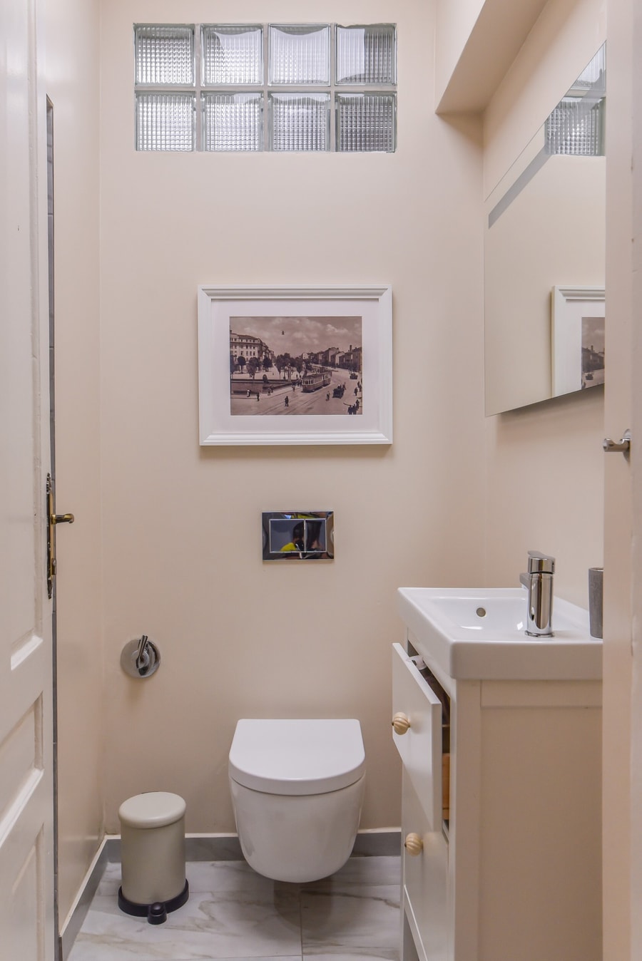 Spacious vintage 2BR, 2bath apartment 21 Flat Manager Booking