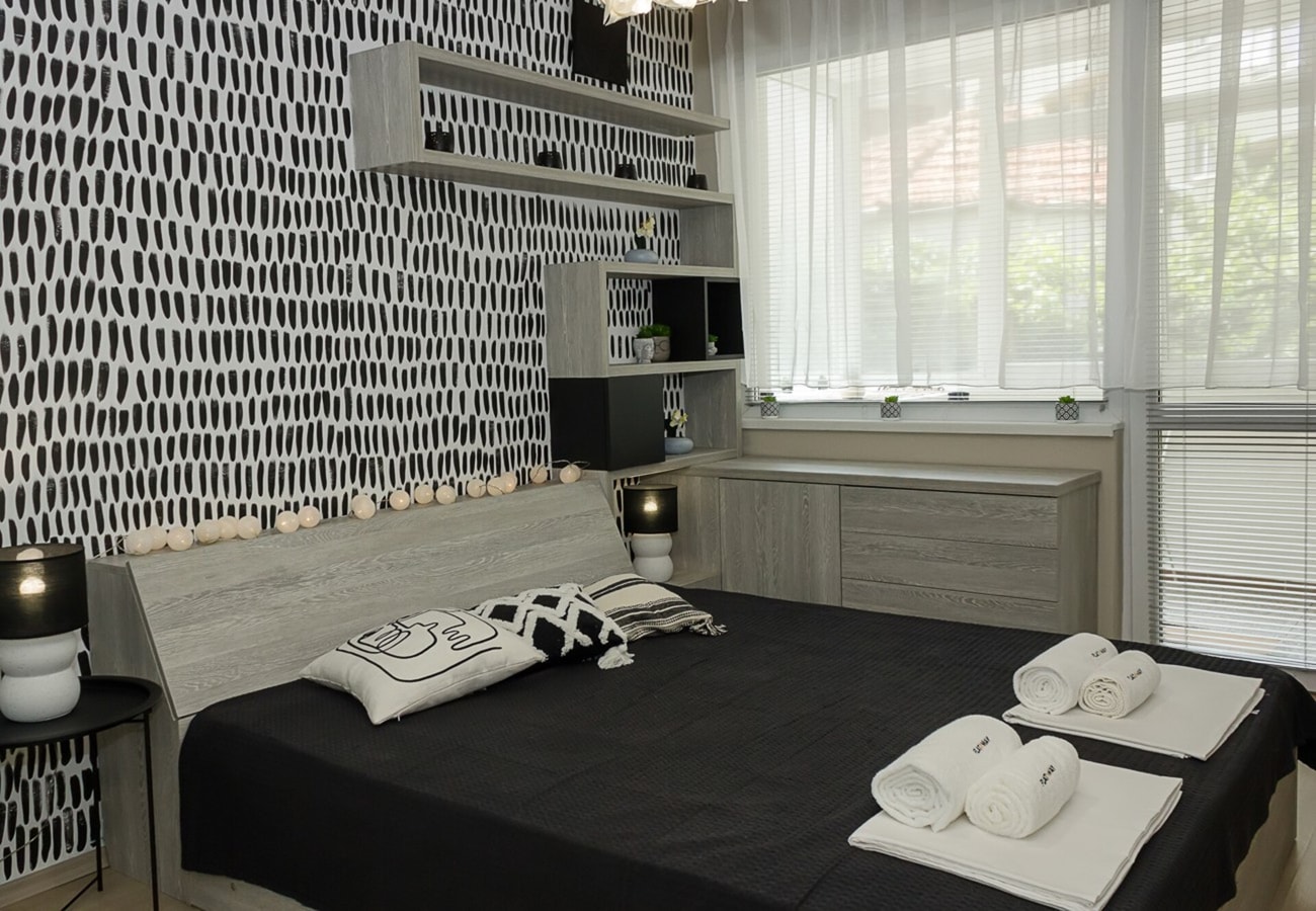Black & White -1BD Flat in Varna Center Flat Manager Booking