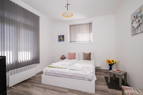 Central 1BD Next to Womens Market and Sofia's Gems 2 Flat Manager Booking