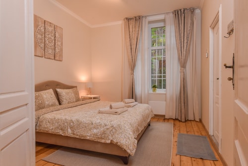 Spacious vintage 2BR, 2bath apartment 17 Flat Manager Booking