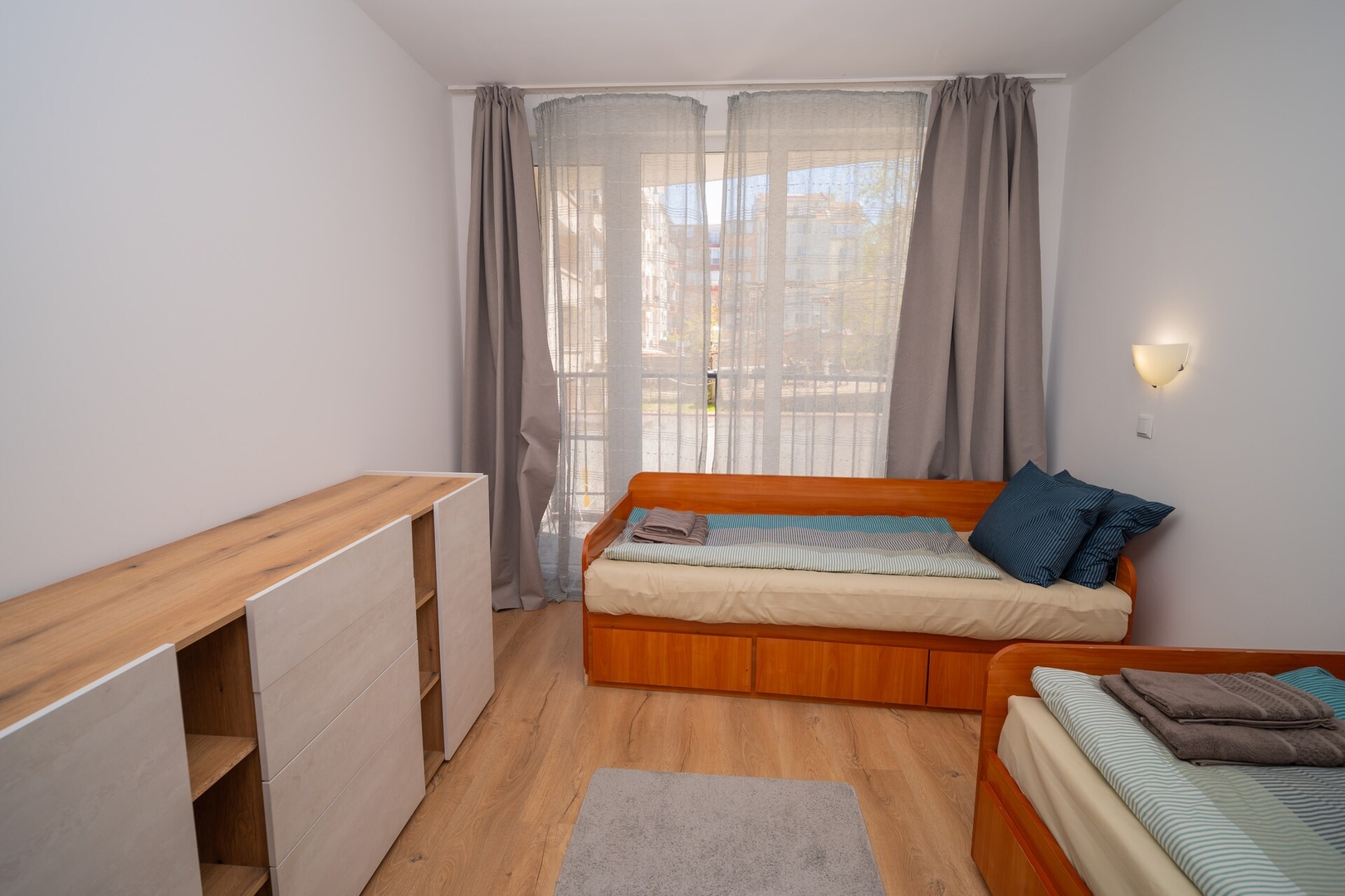 Spacious 2BD Apartment - Walk to City Center 22 Flat Manager Booking