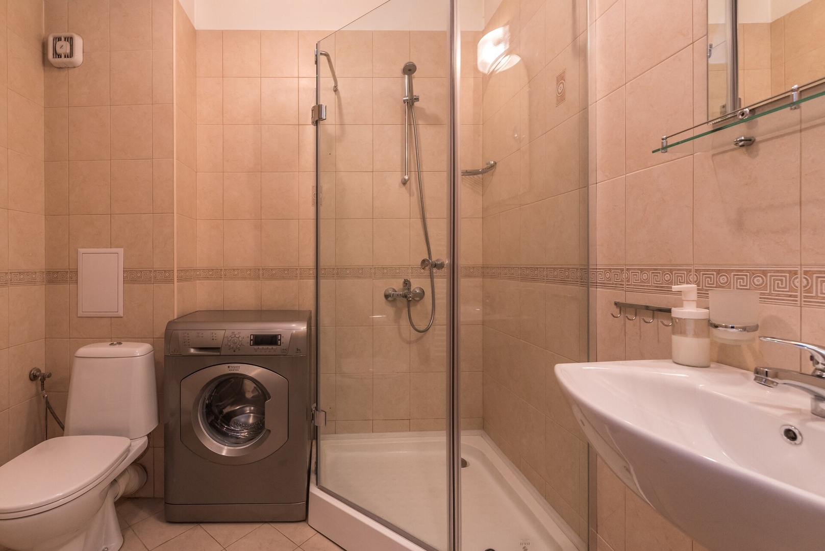Charming, fully-furnished, 2-bedroom apartment. 3 Flat Manager Booking
