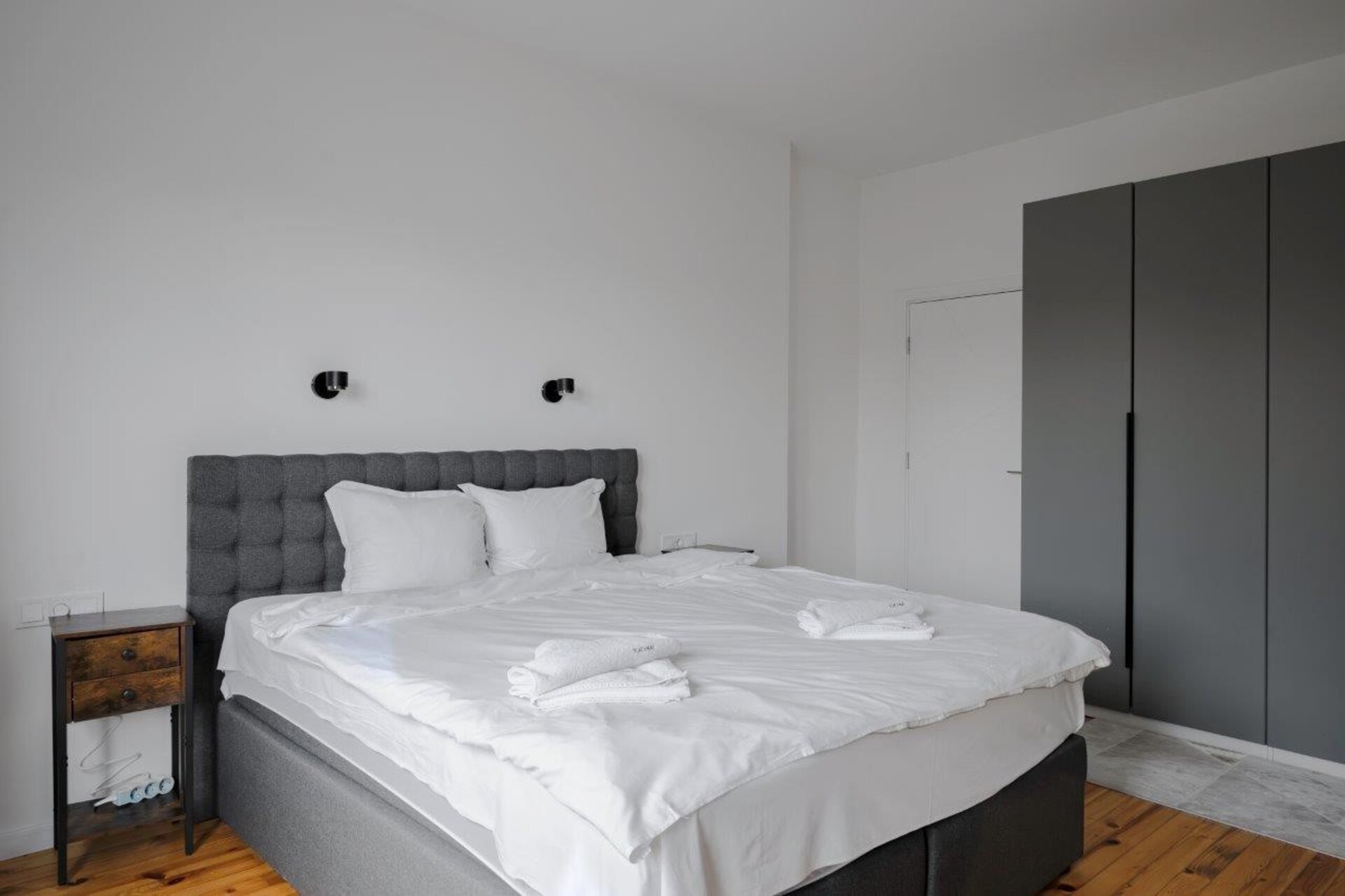 Luminous Central Retreat: Spacious 2BD Apartment 25 Flat Manager Booking