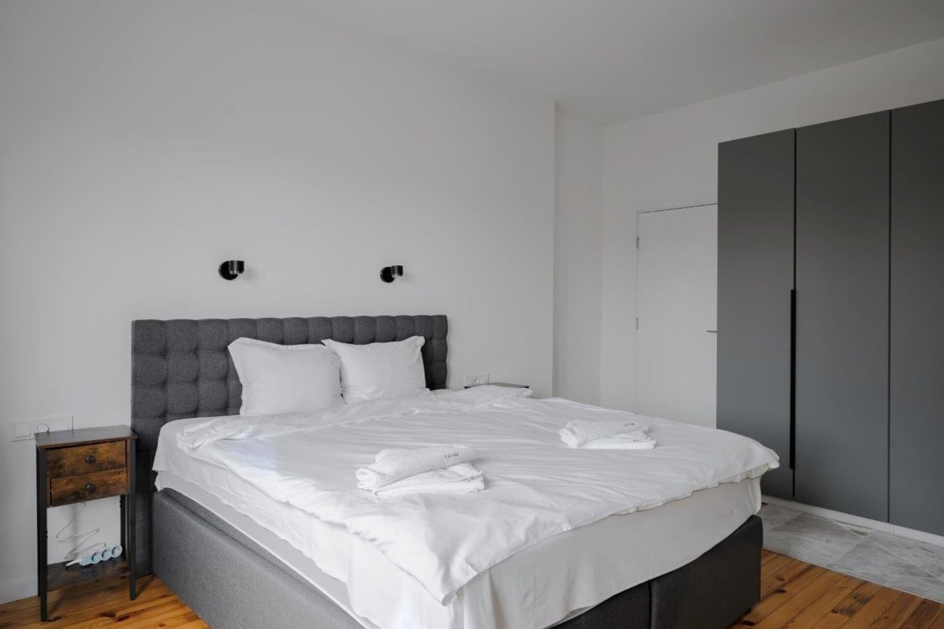 Luminous Central Retreat Spacious 2BD Apartment 25 Flat Manager Booking
