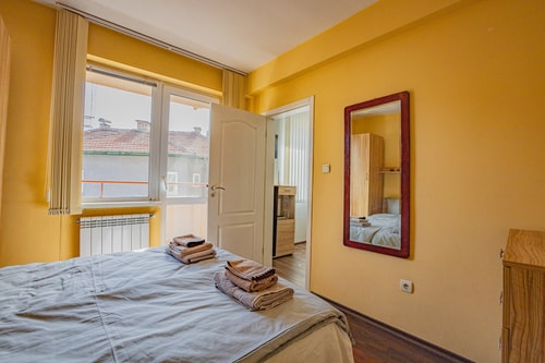 Modern 1BR Apt – Top Location, 4 min to Metro 13 Flat Manager Booking