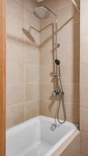 Nadya Ralevitsa 1BD · Modern & Spacious Stay with Free Parking 17 Flat Manager Booking