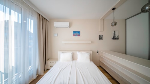 Nadya Ralevitsa 1BD · Modern & Spacious Stay with Free Parking 14 Flat Manager Booking