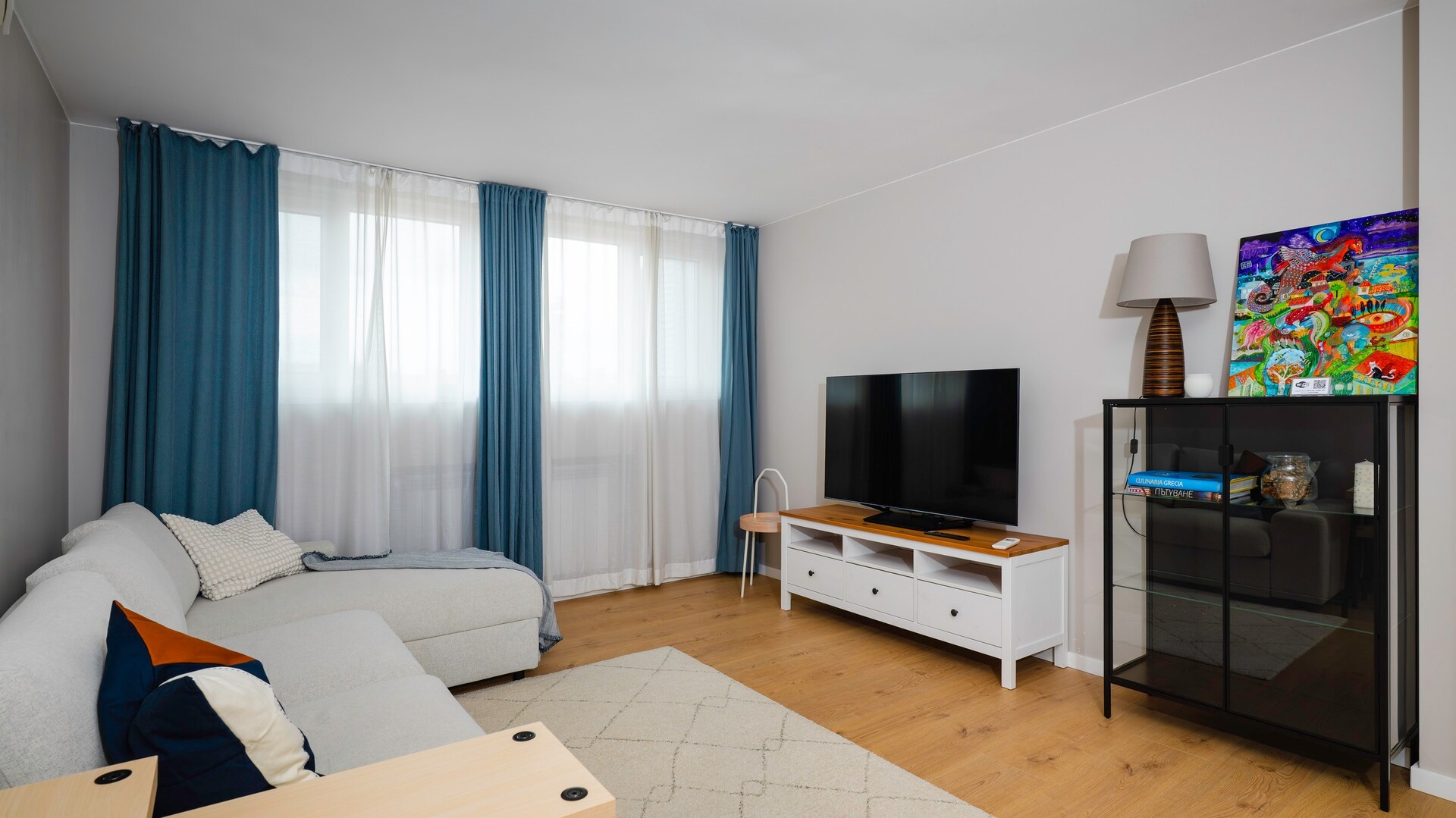 Quiet 2 BDR Comfort Near NDK + Workspace 7 Flat Manager Booking