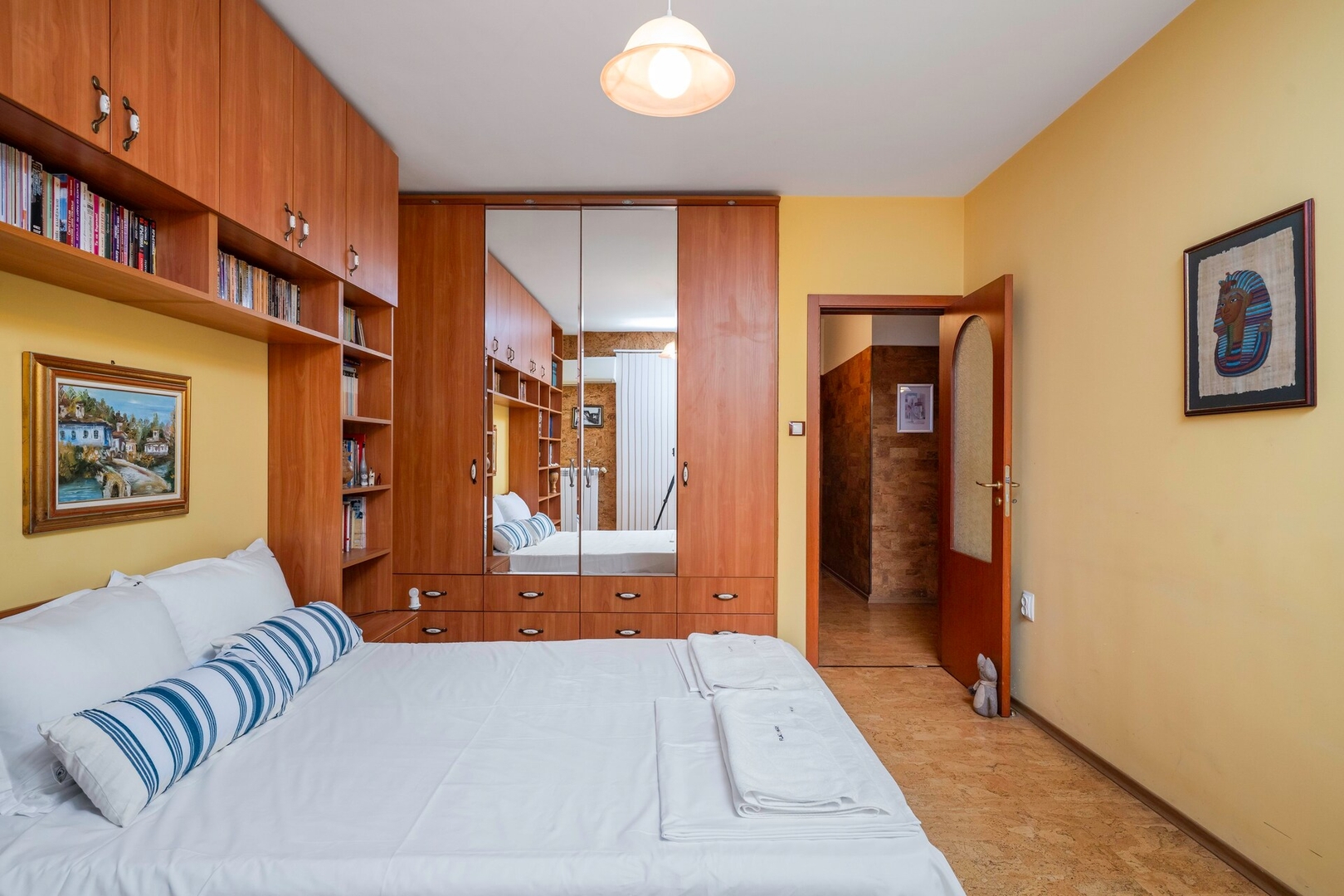 Vintage and Cozy 2BD Apartment in Prime Location 1 Flat Manager Booking