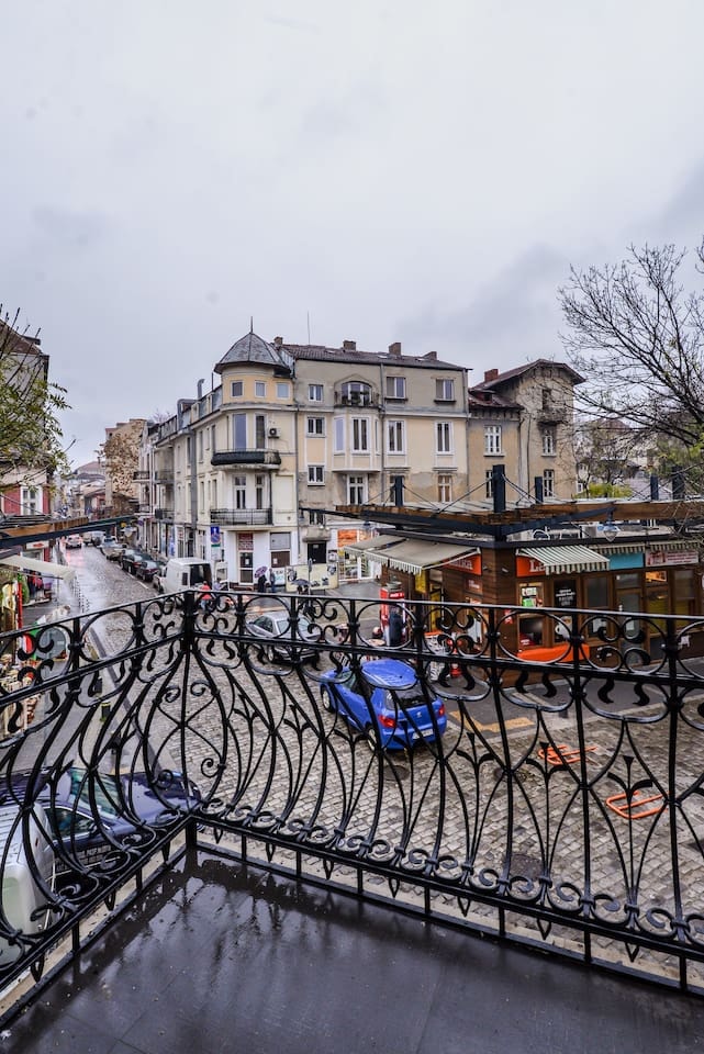 Champs-Élysées Sofia | 2BDR 2BTHR 36 Flat Manager Booking