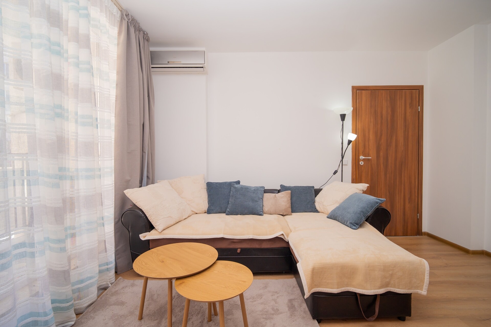 Spacious 2BD Apartment - Walk to City Center 12 Flat Manager Booking